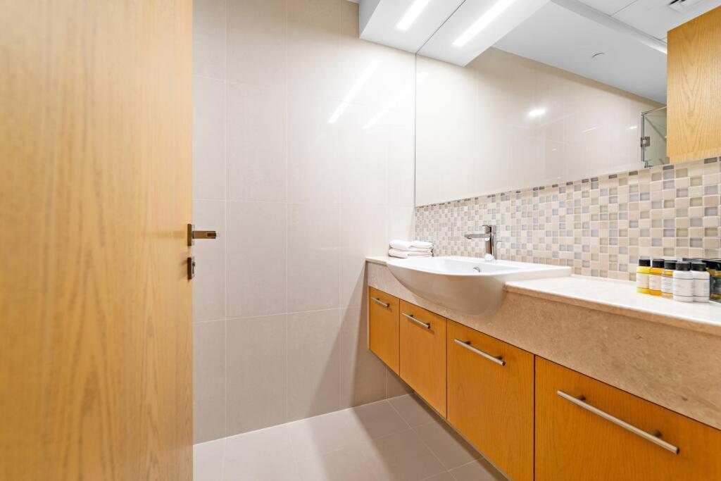 Modern 2br Flat In Bellevue Tower Walk To Mall * Dubai